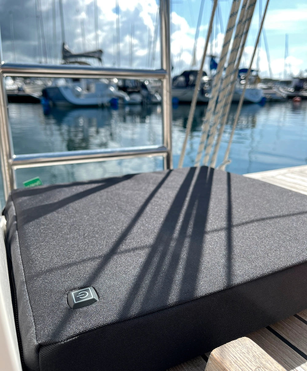 Uppvärmd sittdyna vid havet