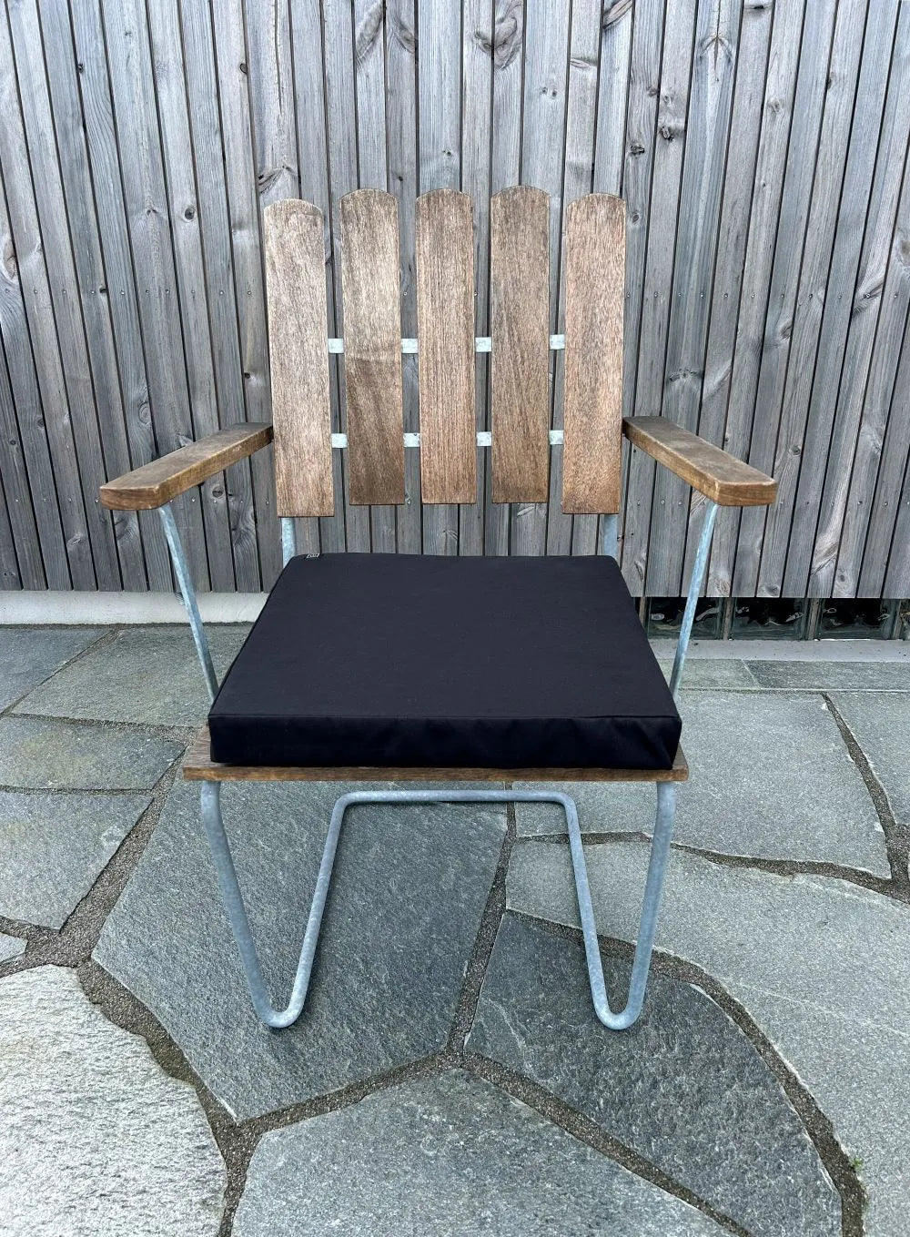 Uppvärmd sittdyna på trästol framifrån