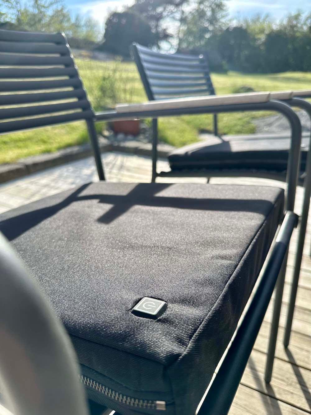 Sittdyna med värme på utomhusstolar i trädgårdsmiljö.