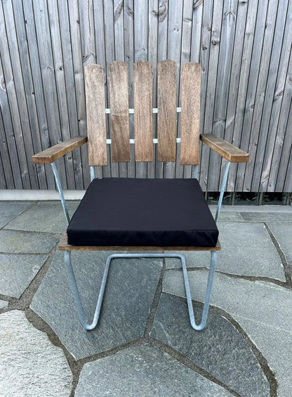 Uppvärmd sittdyna på trästol framifrån