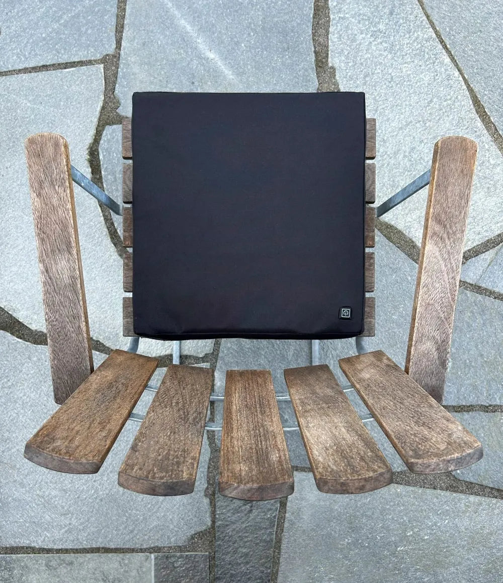 Uppvärmd sittdyna på trästol ovanifrån