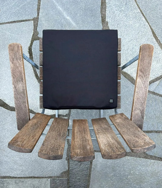 Uppvärmd sittdyna på trästol ovanifrån