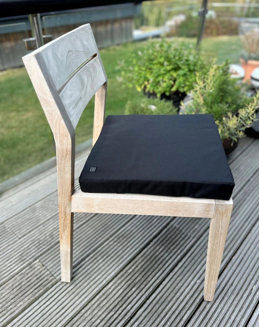 Uppvärmd sittdyna på trästol från sidan